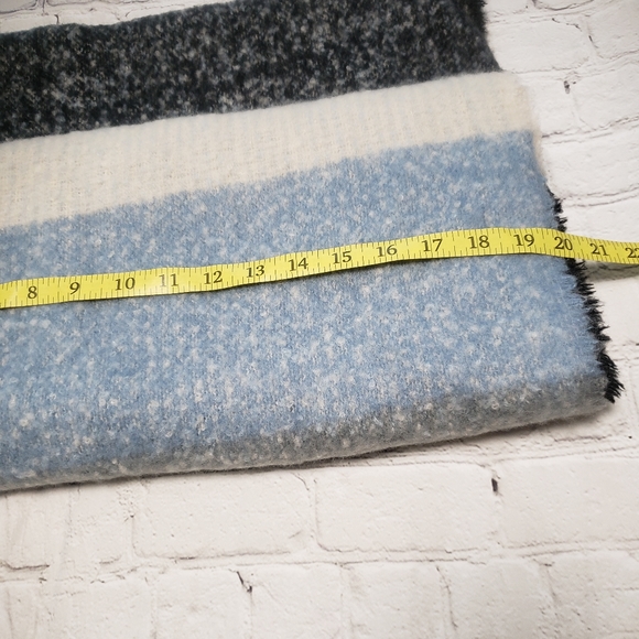 Women's chunky scarf. - Picture 9 of 9